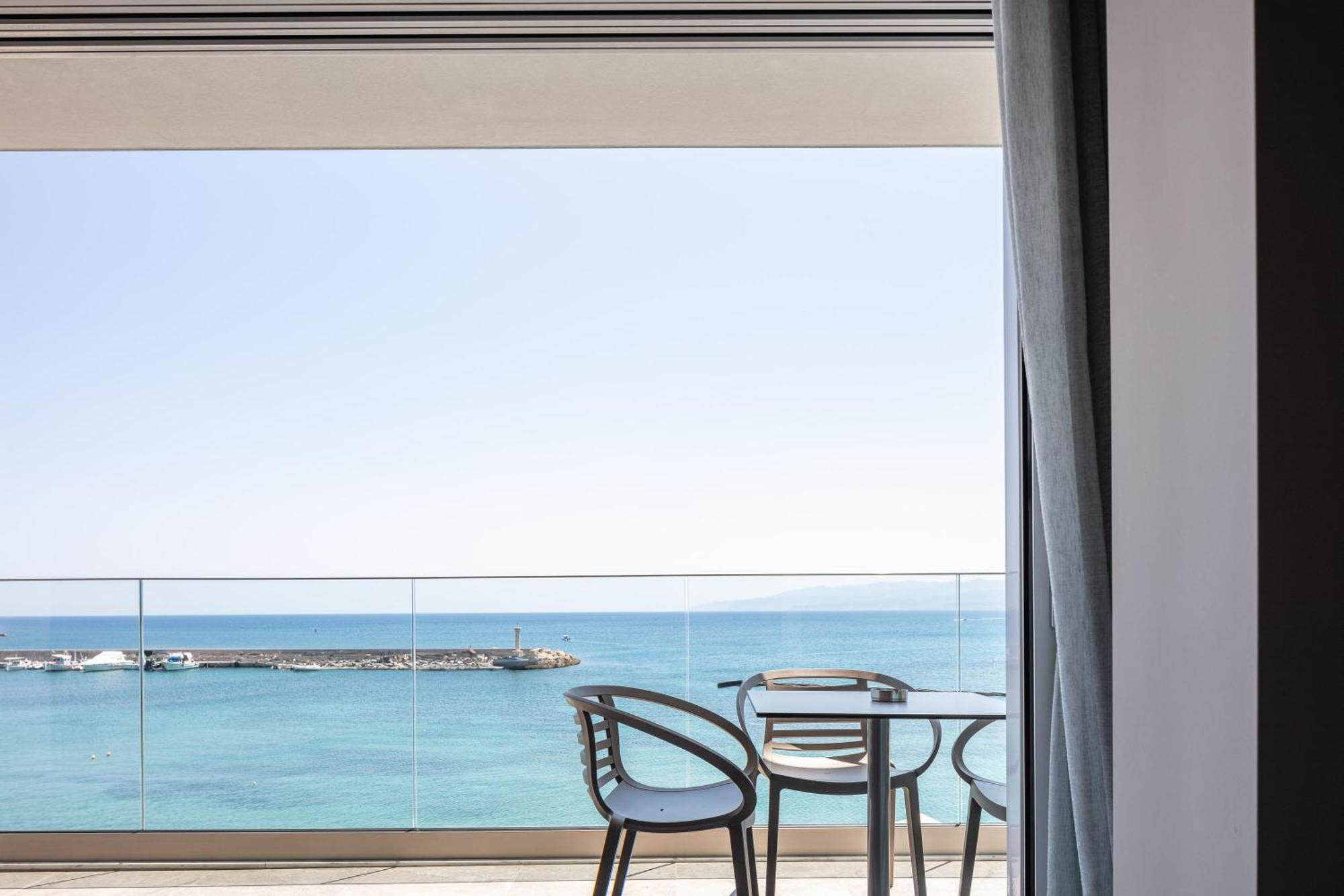 Skipper Beachfront Suites Hersonissos  Exterior photo